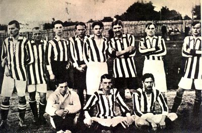 Rok 1916. Stoją od lewej: Wykręt, Szeligowski, Gintel, Lustgarten, Cikowski, Grabowski, Kubiński, Obalt. Siedzą od lewej: Przeworski, Mielech, Schneider.