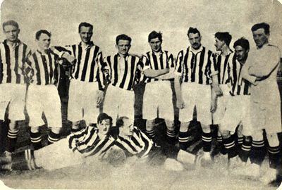Rok 1911. Stoją od lewej: Owsionka, Dąbrowski, Synowiec, Traub II, Szaroch, M.Pollak, Just, Poznański, Rogalski. Leżą od lewej: Traub I, Singer.